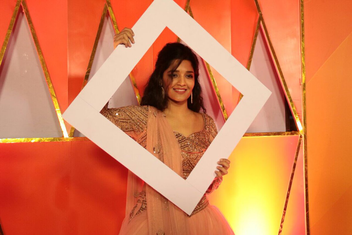 Ritika Singh Photos In Pink Dress at Zee Golden Awards3